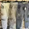 Tauche ein in deinen neuen Lieblings-Look: Drei zauberhafte Patch-Hosen warten auf dich! Das strickige Crinkle-Material schmiegt sich lässig an, während funkelnde Pailletten und auffällige Leo-Patches garantiert alle Blicke auf dich ziehen. Egal ob lässig oder extravagant gestylt - an diesen Hinguckern kommst du nicht vorbei! Bereit für dein Style-Upgrade?.