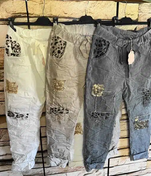 Tauche ein in deinen neuen Lieblings-Look: Drei zauberhafte Patch-Hosen warten auf dich! Das strickige Crinkle-Material schmiegt sich lässig an, während funkelnde Pailletten und auffällige Leo-Patches garantiert alle Blicke auf dich ziehen. Egal ob lässig oder extravagant gestylt - an diesen Hinguckern kommst du nicht vorbei! Bereit für dein Style-Upgrade?.