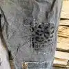 Stell dir vor, wie du in dieser zauberhaften Graujeans alle Blicke auf dich ziehst! Raffiniertes Animal Print trifft auf verspielte Spitze, funkelnde Goldpailetten setzen glamouröse Akzente - ein echtes Statement-Piece. Ob urbaner Stadtbummel oder stylisches Dinner-Date: Der coole Stone-Background unterstreicht deinen individuellen Look und macht dich zur Trendsetterin. Wage das Ungewöhnliche - mit dieser Jeans bist du immer einen Schritt voraus!.