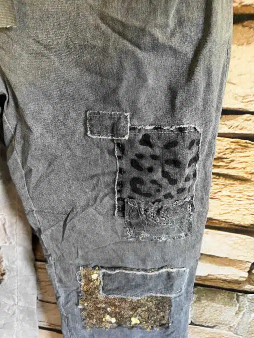 Stell dir vor, wie du in dieser zauberhaften Graujeans alle Blicke auf dich ziehst! Raffiniertes Animal Print trifft auf verspielte Spitze, funkelnde Goldpailetten setzen glamouröse Akzente - ein echtes Statement-Piece. Ob urbaner Stadtbummel oder stylisches Dinner-Date: Der coole Stone-Background unterstreicht deinen individuellen Look und macht dich zur Trendsetterin. Wage das Ungewöhnliche - mit dieser Jeans bist du immer einen Schritt voraus!.