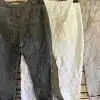 Entdecke deinen neuen Style! Vor dir hängen drei zauberhafte Patch-Hosen in Trendfarben: Tiefgrau, reines Weiß und sanftes Hellgrau. Der lässige Crinkle-Look gibt jeder Hose das gewisse Etwas und sorgt für individuelle Coolness. Stilvoll am schwarzen Bügel vor der urbanen Backsteinwand präsentiert, warten sie nur darauf, deine Looks auf ein neues Level zu heben - bist du bereit für deinen modernen Fashion-Moment?.