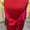 Gönn dir gute Laune zum Anziehen! Mit dem knallroten Be Happy Sweatshirt bist du überall ein Hingucker - und das mit echter Statement-Power. Die langen Ärmel mit den stylischen pinken Abstract-Designs setzen frische Akzente, während das lässige Front-Tie-Detail deinen Look modern und individuell macht. Zieh es an, fühl dich "happy" und zeig der Welt deine positive Energie!.