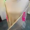 Du strahlst Gelassenheit und positive Vibes aus - mit dem "Be Happy"-Sweatshirt in modernem Light Beige. Auffällige, pinke Designs zieren die Ärmel und setzen ein starkes Fashion-Statement. Wenn du einen der Ärmel lässig nach außen ziehst, präsentierst du deinen Look kreativ und einzigartig - perfekt für deinen neuen Auftritt!.