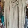 Stell dir vor, du entdeckst "The Line Style" Tunika - eine beige Nadelstreifen-Bluse mit ausdrucksvollem Neck Bow - auf einem stilvollen Hänger in unserer Boutique. Schon beim ersten Blick spürst du das moderne Flair und die zeitlose Eleganz, die diese Bluse ausstrahlt. Die feinen Streifen geben deinem Look Struktur, während die große Schleife am Ausschnitt Modebewusstsein unterstreicht. Ob fürs Office oder dein nächstes Event: Mit dieser Tunika setzt du ein echtes Statement und beweist Stilgefühl auf höchstem Niveau. Probiere sie an und lass dich inspirieren!.
