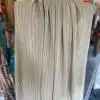 Erlebe deinen ganz individuellen Look mit dieser modernen, beigefarbenen Nadelstreifentunika im angesagten Line Style. Die feinen Falten auf der Rückseite sorgen für einen harmonischen Flow und eine schmeichelnde Silhouette. Auf der Schaufensterpuppe in unserer Boutique siehst du, wie außergewöhnlich stylisch sich klassische Eleganz mit urbanem Flair verbinden lässt - perfekt für dich, wenn du Wert auf unverwechselbaren Chic legst.