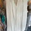 Stell dir vor, du schlüpfst in die Line Style Tunika - eine ärmellose weiße Bluse mit feinen schwarzen Streifen, die dich stilvoll und selbstbewusst durch den Tag begleitet. Mit ihrem modernen, klaren Design setzt du ein Statement: Minimalistisch, elegant und immer up to date. Ob fürs Büro oder deinen nächsten City-Trip - dieses Piece sieht nicht nur beeindruckend aus, sondern fühlt sich auch wunderbar leicht an. Warte nicht länger - bring deinen Look aufs nächste Level!.
