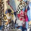 Stell dir vor, du schlüpfst in den Dreams Come Blazer - ein absolutes Statement-Piece! Dein Style wird zum Hingucker mit dem angesagten Leo-Print und coolen Sternen-Motiven. Die auffälligen Sonnenbrillen-Details setzen extra Akzente, während die "Dreams Come True"-Patchwork-Applikation allen zeigt: Du glaubst an deine Träume - und setzt sie modisch um. Mit diesem Blazer ziehst du garantiert alle Blicke auf dich!.