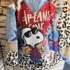 Gönn dir den Dreams Come Blazer: Auf dem Rücken sorgen Snoopy und ein Herz mit dem Statement "DREAMS COME" sofort für gute Laune. Die auffälligen Ärmel im angesagten Leo-Look machen dich überall zum Hingucker. Das ist nicht nur ein Blazer - das ist deine Einladung, groß zu träumen und deinen Style mutig zu feiern!.