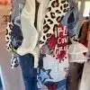 Du setzt mit diesem Look ein echtes Statement: Im stilvollen Enyoy Blazer, einer klassischen weißen Bluse und entspannten Jeans strahlst du pure Modernität aus. Die übereinandergelegten Perlenketten mit dem Herzanhänger verleihen deinem Outfit das gewisse Etwas - elegant, frisch und absolut im Trend. Zeig der Welt deinen ganz eigenen Stil und fühle dich dabei selbstbewusst schön!.
