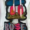 Lass dich vom Money Duck Hoodie begeistern: Mit seinem stylischen Cartoon-Entengesicht und funkelnden Glitzeraugen ziehst du alle Blicke auf dich. Der auffällige "RO$E"-Print auf der weißen Kapuzenjacke bringt deinen persönlichen Style auf nächste Level, während die pinken Kordeln dem Ganzen eine freche, moderne Note verleihen. Mach dein Outfit zum Hingucker - ganz easy mit deinem neuen Lieblings-Hoodie!.