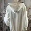 Stell dir vor, du stehst lässig in deinem neuen Dago Hoodie - cleanes Design, cooler Schnitt. Von hinten ziehst du die Blicke auf dich: Die Kapuze sitzt perfekt, der Stoff schmeichelt deiner Silhouette und unterstreicht deinen modernen Stil. Vor einem dezenten, stylischen Hintergrund kommt dein Look noch besser zur Geltung. Mit dem Dago Hoodie zeigst du: Dein Streetstyle ist alles andere als gewöhnlich.
