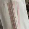 Stell dir vor, du ziehst den hochwertigen Money Duck Hoodie in angesagtem Creme an - und sofort sticht das moderne Detail ins Auge: Zwei schmale, sanft rosafarbene Streifen ziehen sich diagonal über deine Ärmel. Sie verleihen deinem Outfit auf subtile Weise das gewisse Etwas. Mit diesem Close-up auf deinen Ärmeln zeigst du Style-Bewusstsein, setzt ein Statement und unterstreichst deine Liebe zu einzigartigem Design - genau wie du es magst: zeitgemäß, aufmerksamkeitsstark und immer individuell.