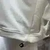 Stell dir vor, du trägst den Money Duck Hoodie in strahlendem Weiß - super clean und modern. Das Close-up fängt dein neues Lieblingsteil perfekt ein: Ein kleines, gesticktes Logo setzt ein dezentes Statement und zeigt deine Liebe zum Detail. Der Security-Tag am Saum? Macht den Look noch exklusiver und beweist, dass du auf Style und Authentizität setzt. Das ist Minimalismus mit Persönlichkeit - bereit, von dir getragen zu werden!.