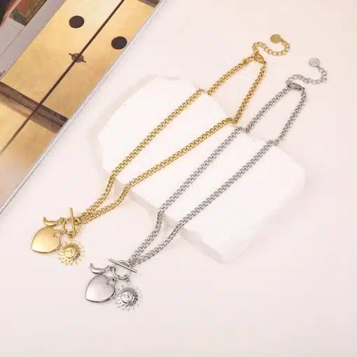 Entdecke deinen neuen Lieblingslook: Stilvolle Gold- und Silberketten mit liebevoll designten Herz-, Sonnen- und Mondanhängern. Die feinen Ketten setzen glanzvolle Akzente auf deiner Haut und verleihen jedem Outfit das gewisse Etwas - zeitlos, modern und voller Symbolkraft. Trage sie einzeln für ein zartes Statement oder kombiniere mehrere Layer, um deine Persönlichkeit zu zeigen. Gönn dir ein Stück Himmel - ganz nah am Herzen!.