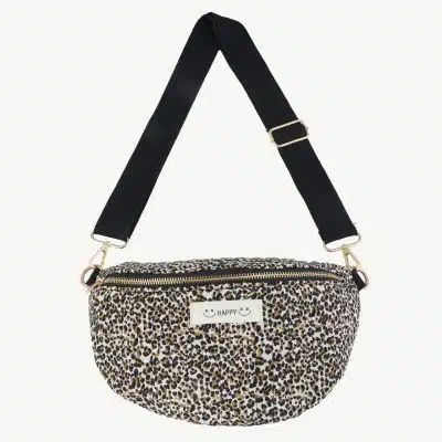 Bring mit der Crossbody Smile frischen Schwung in deinen Look! Diese Crossbody-Tasche im angesagten Leo-Print zieht garantiert alle Blicke auf sich. Der verstellbare, schwarze Tragegurt sorgt für maximalen Komfort, während der goldene Reißverschluss stilische Akzente setzt. Das Beste: Das leuchtende "HAPPY" auf der Vorderseite ist dein Statement für gute Laune - und macht jede Outfit-Kombination sofort strahlender. Gönn dir das Accessoire, das nicht nur praktisch ist, sondern auch für ein Lächeln sorgt!.