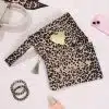 Stell dir vor: Du hältst zwei stylische Leo-Print-Pouches in der Hand - eine verziert mit einem goldenen Herz, die andere zeigt das Statement "LOVE". Daneben funkeln trendige Accessoires und dein Pink Phone. Mit diesen Hinguckern bist du bereit für jedes Abenteuer - wild, modern und voller Liebe zum Detail!.