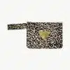 Hol dir einen Hauch Glamour in deinen Alltag! Die "Heartbreaker" Make-up-Tasche mit aufregendem Leopardenmuster, goldenem Herz im Mittelpunkt und stylischem Zipper ist dein ultimativer Hingucker. Trage sie selbstbewusst als elegante Clutch oder sicher alle deine Beauty-Essentials unterwegs - mit diesem Eyecatcher zeigst du Style und Persönlichkeit, wohin du auch gehst.