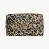 Du suchst nach dem perfekten Statement-Piece für deinen Alltag? Das "Love Me Wild" Beautycase bringt Stil in deine Routine: Mit seinem angesagten rechteckigen Schnitt, dem wilden Leo-Print und edlen goldenen "Love"-Details zieht es alle Blicke auf sich. In dieser trendigen Kosmetiktasche finden all deine Beauty-Lieblinge ihren Platz - stylisch, praktisch und absolut modern. Mach dich bereit, überall mit deinem Look zu begeistern!.