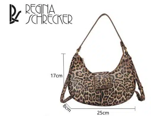 Setze ein Fashion-Statement, das dich von der Masse abhebt: Deine neue "Wild City Bag" aus edlem Leopardenprint zieht alle Blicke auf sich! Sei bereit für den Großstadtdschungel - die ikonische Schultertasche mit dem Regina Schrecker Logo ist deine perfekte Begleiterin in jeder Situation. Kompakt, praktisch und doch so extravagant: Mit Maßen von 25x17x8 cm bietet sie genug Platz für alles Wichtige. Ob zum lässigen Streetstyle oder als ausdrucksstarkes Highlight zum Abendlook - diese Tasche bringt deinen wilden Stil auf den Punkt!.