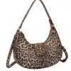 Stell dir vor, wie du mit der Wild City Bag deinen Look auf das nächste Level hebst: Das auffällige Leopardenmuster verschafft dir garantiert Hingucker-Momente in der City. Ihr modernes, geschwungenes Design schmiegt sich stilvoll an dich an und dank des praktischen Zipper-Verschlusses bleibt alles sicher verstaut. Noch mehr Flexibilität bringt dir der zusätzliche Schulterriemen - so bist du für jeden Anlass perfekt ausgestattet!.