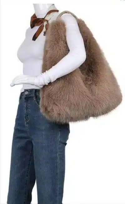 Erlebe deinen Style neu: Mit Jeans, weißem Top und der angesagten taupefarbenen Soft Luxe Shoppertasche bist du top gestylt.