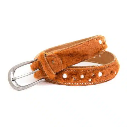 Setze ein Statement mit dem GlamFur Belt: edles Kunstfell in Braun, Metall-Schließe, Perlen und Glitzersteine - für deinen Style!.