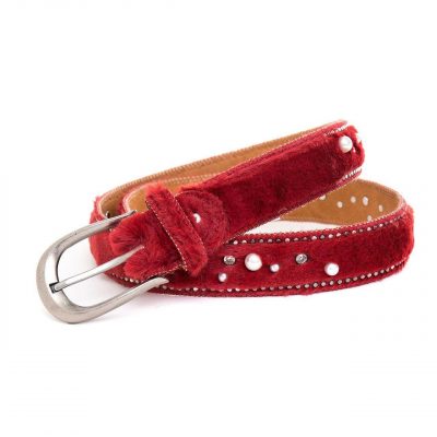 Entdecke deinen GlamFur Gürtel: Roter Samt, Zierperlen und silberne Details - stilvoll in Szene gesetzt auf weißem Hintergrund.