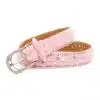 Mit dem GlamFur Belt setzt du ein Statement: Pinkes Kunstfell, silberne Schnalle und schimmernde Perlen- und Strassdetails.
