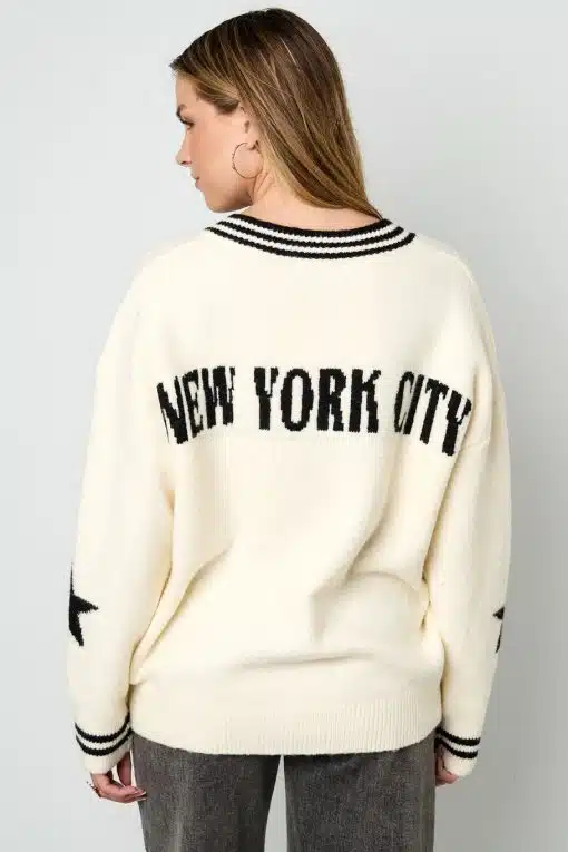 Du trägst den angesagten Varsity Star Pulli in Creme - mit "NEW YORK CITY" und coolem schwarzen Stern auf dem Rücken.