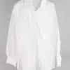 Erlebe den modernen Chic: Die "Tropical Elegance" Bluse in Weiß mit feiner Blumenstickerei wartet auf dich - edel & stilvoll!.