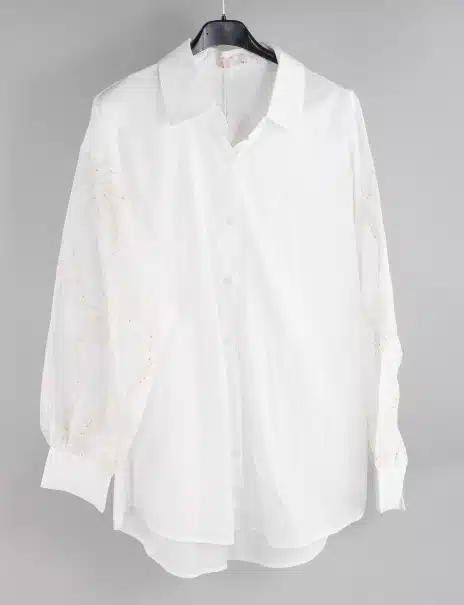 Erlebe den modernen Chic: Die "Tropical Elegance" Bluse in Weiß mit feiner Blumenstickerei wartet auf dich - edel & stilvoll!.