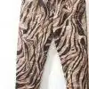 Entdecke die zauberhafte Velour Wild Jogpants im modernen Animal-Print - perfekt für deinen lässigen Style!.