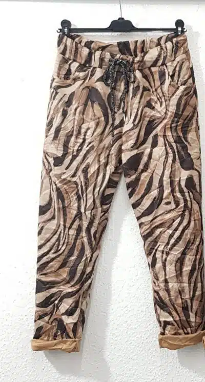 Entdecke die zauberhafte Velour Wild Jogpants im modernen Animal-Print - perfekt für deinen lässigen Style!.