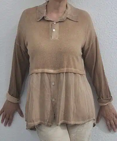 Du trägst ein lässiges, beiges Two-Tone Comfort Shirt mit gekrempelten Ärmeln und hellen Hosen - perfekt für deinen modernen Look.