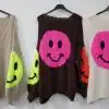 Style mit drei SMILY Pullis, die an Bügeln hängen - coole, bunte Smileys auf Rücken und Ärmeln warten auf dich!.