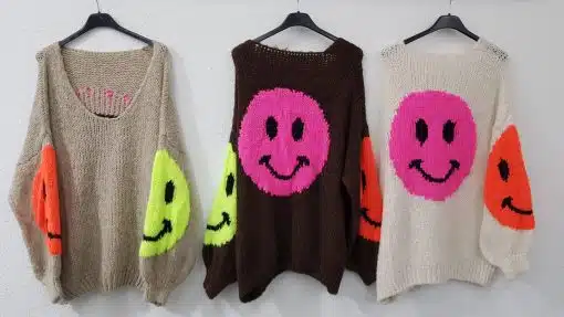 Style mit drei SMILY Pullis, die an Bügeln hängen - coole, bunte Smileys auf Rücken und Ärmeln warten auf dich!.