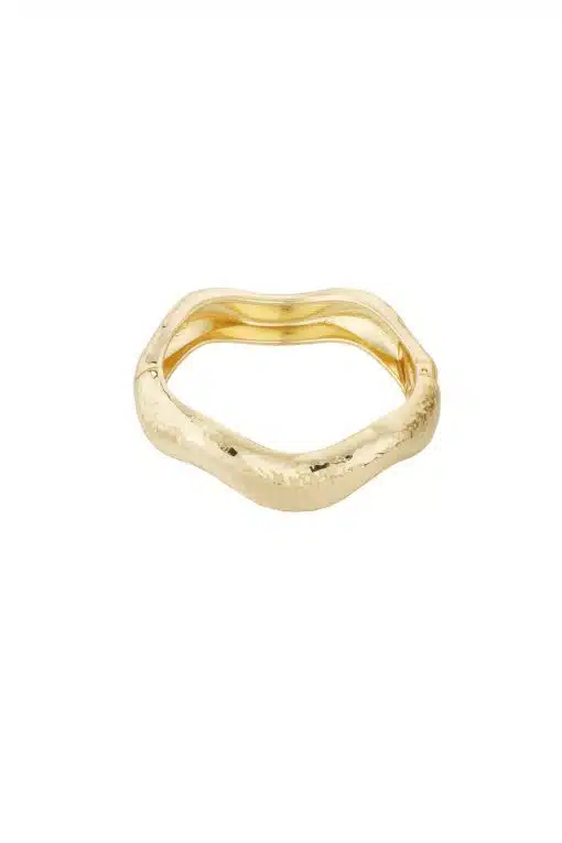 Entdecke deine neuen Favoriten: Ein wellenförmiger Goldring mit gehämmerter Struktur - glänzend modern, stilvoll und einzigartig.