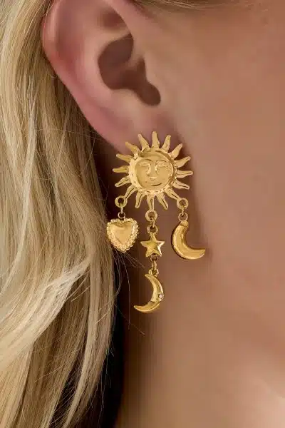 Trage den "Liebe bis zum Mond und zurück" Ohrstecker mit Sonnen-, Herz-, Stern- und Mondanhängern - dein Zeichen echter Zuneigung!.