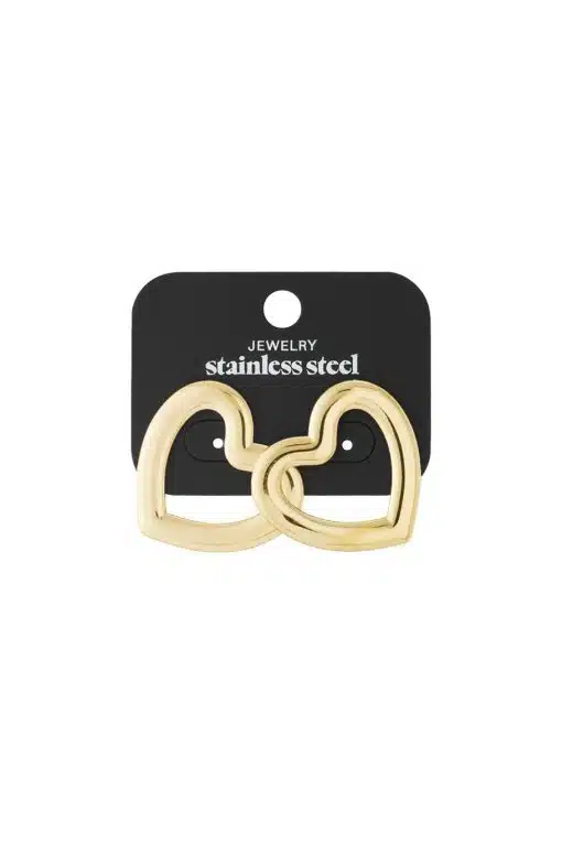 Entdecke dein Must-have Herz-Ohrstecker aus goldfarbenem Edelstahl - modern präsentiert auf edler schwarzer Schmuckkarte.