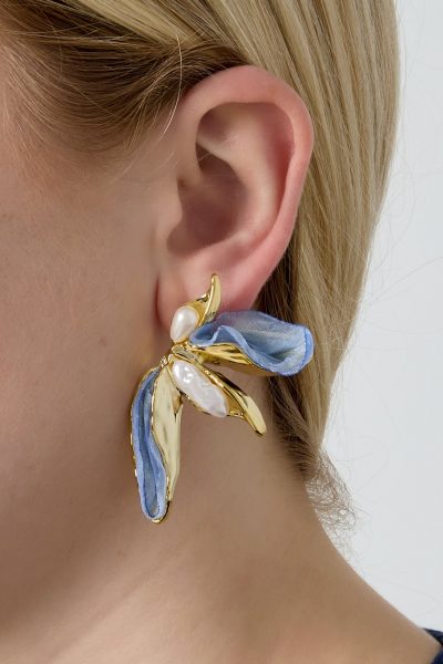 Setzen Sie ein Statement: Trage diesen modernen Ohrring mit goldenen, perlenbesetzten und blauen Blütenblättern am Ohr.