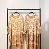 Entdecke deinen Style: Stylishe Leo Luxe Oversize-Kleider im angesagten Animal Print warten am schwarzen Rack auf dich!.