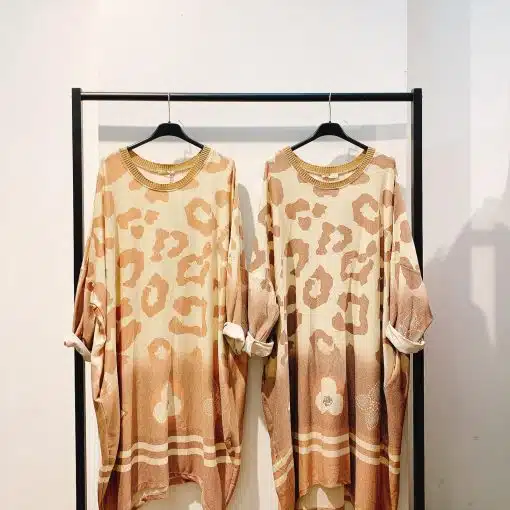 Entdecke deinen Style: Stylishe Leo Luxe Oversize-Kleider im angesagten Animal Print warten am schwarzen Rack auf dich!.