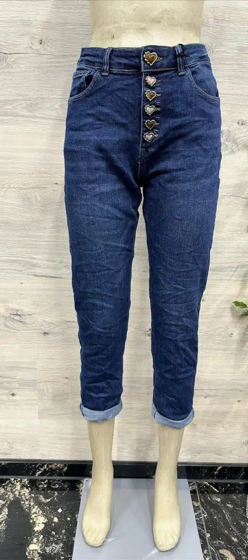 Du setzt mit den Herz-Button High-Waist Jeans ein Statement: Cooler Schnitt, trendige Umschläge, stylische Taschen - ready to shine!.