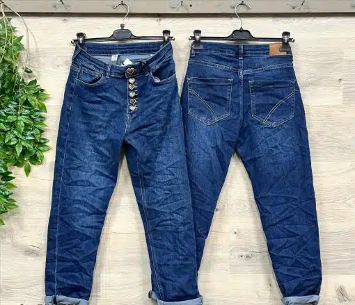 Entdecke dein neues Lieblingsstück: Zwei stylische Herz-Button High-Waist Jeans in Dunkelblau, cool präsentiert am Holz-Haken.