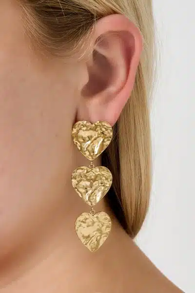 Setze ein Statement mit den romantischen Liebhaber-Ohrsteckern - moderne, gehämmerte Goldherzen schmücken dein Ohr stilvoll.
