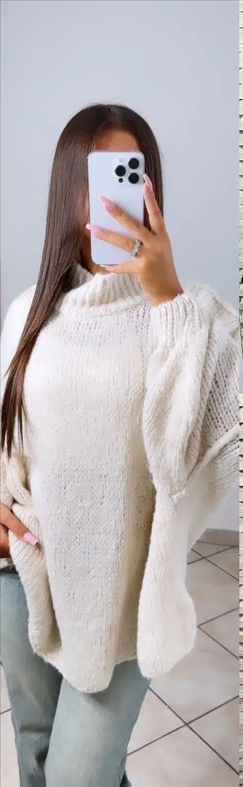 Du trägst deinen Wohlfühl-Liebling: Chunky-Cream-Strick und helle Jeans - dein Spiegelselfie versprüht moderne Cosy-Vibes!.