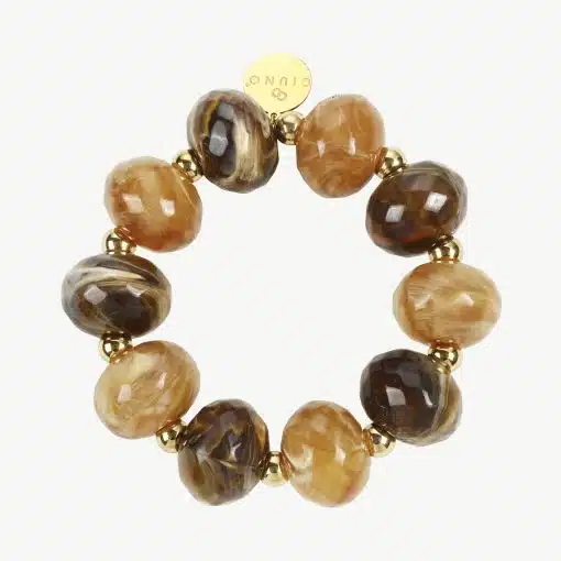 Erlebe deinen Look neu: Trage dieses Armband mit braun marmorierten Steinen und goldenen Perlen - stilvoll, einzigartig, modern.