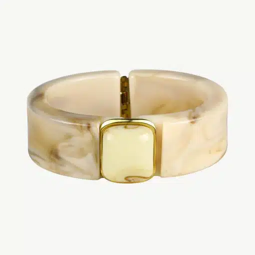 Entdecke dein neues Statement: Ein marmorierter Armreif mit gold-cremigem Highlight - modern, luxuriös, unwiderstehlich.