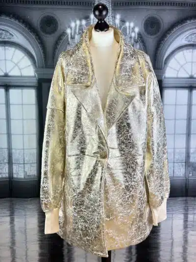 Erlebe den coolen Look: Die Joe Cool Metallic Übergangsjacke in glänzendem Silber verleiht dir modernen Glanz im edlen Ambiente.