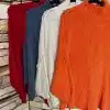 Entdecke deine neuen Wohlfühl-Lieblinge in Rot, Blau, Weiß und Orange - stylisch inszeniert vor angesagter Backsteinwand!.